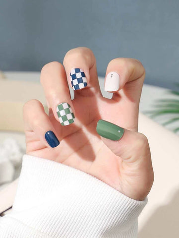 Checkered Pattern Faux Nails - Short
